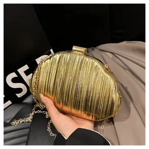 Vista dettagliata della borsa pochette plissettata dorata con catena metallica per feste serali.