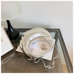 Bolso bandolera de acrílico irregular metálico plateado bolso de moda para mujeres.