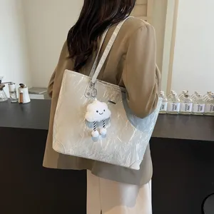 Fashion casual large capacity tote bag for women, stylish shoulder handbag for daily commuting.