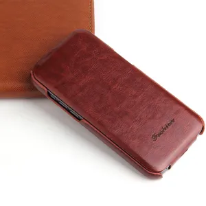 Λεπτομερής θήκη κινητού με καπάκι από vintage καφέ δέρμα, επιχειρηματικό στιλ.