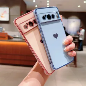 Vue détaillée de la coque de téléphone en silicone électrolytique avec motif de cœur.