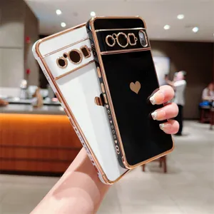 Vue détaille de la coque de téléphone électroplaquée avec joli motif de cœur brillant.