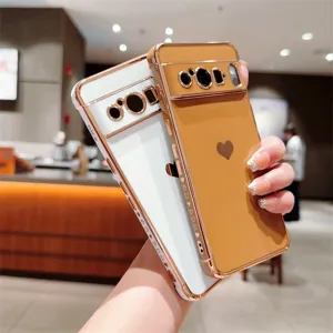 Vue détaillée de coque de téléphone galvanisée avec cœur, housse souple au design élégant.