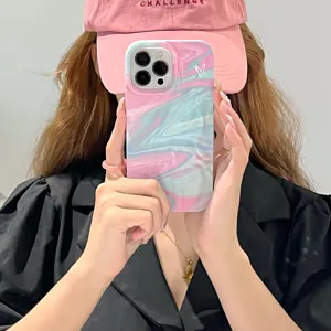 Vista dettagliata della cover per iPhone con inchiostro marmorizzato, protezione.