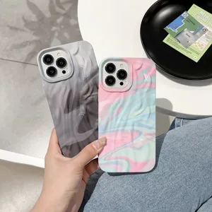 Primo piano della custodia per iPhone con texture marmorizzata e stropicciata al tatto.