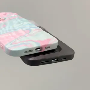 Custodia per telefono con texture a onde e superficie liscia con dettagli di ritaglio precisi.