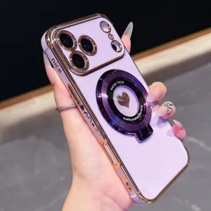 Detailweergave van de paarse telefoonhoes met ingebouwde ringstandaard en lensbescherming.