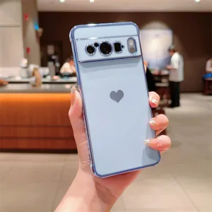 Vue détaillée de la coque de protection électrolytique bleu clair avec un cœur pour Google.