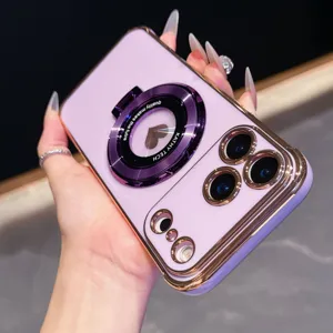 Gedetailleerd overzicht van het stijlvolle paarse telefoonhoesje met ringstandaard en lensbescherming.