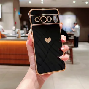Vue détaillée de l'étui de téléphone noir électroplaqué élégant avec cœur doré mignon.