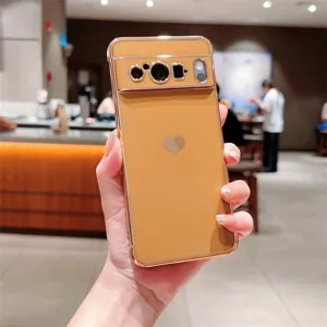 Vue détaillée de la coque de téléphone souple galvanisée avec un motif cœur et des découpes.
