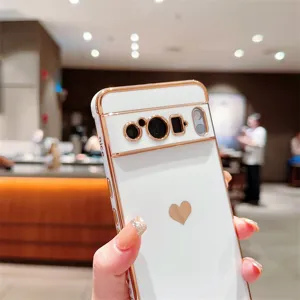 Vue détaillée de la coque de téléphone blanche électroplaquée avec cœur et découpes précises.