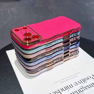 Dettaglio custodia per telefono cuore doppio ondulato galvanizzato, design impilato, protezione.