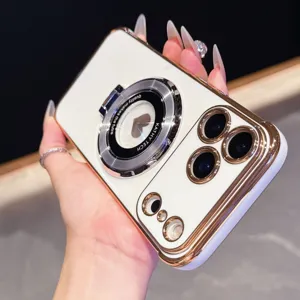 Gedetailleerde close-up van de luxe gegalvaniseerde telefoonhoes met magnetische ring en hart.