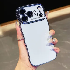 Cover per telefono ondulata galvanizzata con simpatico design a cuore e testo ispirativo.