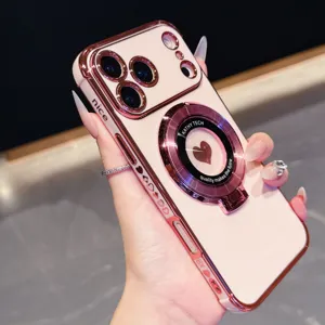 Gedetailleerd overzicht van roze gegalvaniseerd telefoonhoesje met hartjespatroon en standaard.