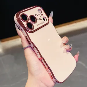 Dettaglio in primo piano della cover per telefono galvanizzata con cuori e fotocamera.