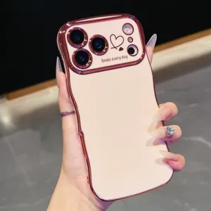 Dettaglio della custodia per telefono ondulata galvanizzata con cuore e protezione fotocamera.