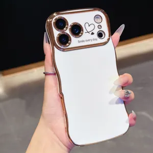 Custodia per telefono ondulata galvanizzata con motivo a cuore e protezione per fotocamera.