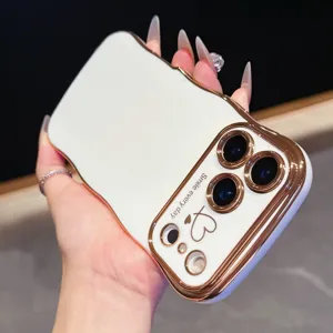 Cover per telefono ondulata galvanizzata con motivo a cuore per iPhone 16 17 pro max