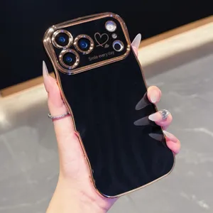 Cover per cellulare ondulata galvanizzata con motivo a cuore e scritta per protezione totale.