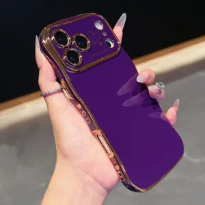 Vista dettagliata della custodia per telefono viola galvanizzata con cuori e bordo oro rosa.