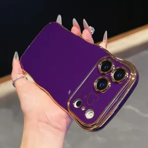 Vista dettagliata della custodia per telefono ondulata galvanizzata, retro viola e bordo dorato.