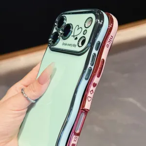 Cover per telefono a onde galvanizzate per iPhone, design cuore, protezione fotocamera.