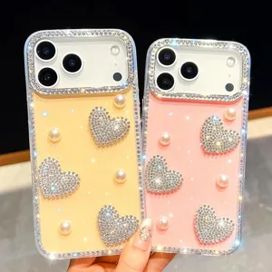 Detalle de funda de teléfono con corazón de pedrería, cubierta de perlas bonitas.