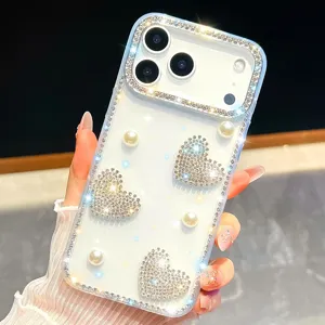 Detalle de funda de teléfono con corazón de diamantes de imitación, cubierta de perlas.