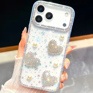 Detalle de funda de teléfono con pedrería brillante y corazones de diamantes elegantes.
