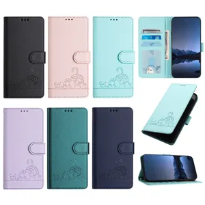 Detailweergave van de flip wallet telefoonhoes met schattig kattenontwerp en handige kaartvakken.