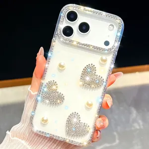 Detalle de funda de teléfono con estrás, parte trasera transparente con perlas y brillos.