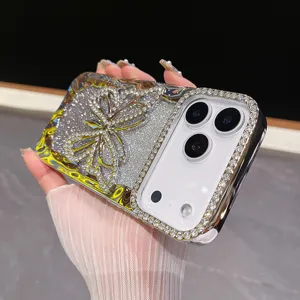 Detail van glitter vlinder telefoonhoesje met strass steentjes en mooie gegalvaniseerde rand.