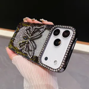 Gedetailleerde close-up van luxe strass telefoonhoesje met glitterverloop en 3D-vlinder.