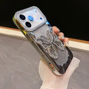 Detailopname van luxe strass vlinder telefoonhoesje met sprankelende glitter en rand.