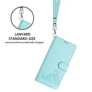 Lichtblauwe lederen fliptelefoonhoes met koord, schattig kattenreliëf, gedetailleerd aanzicht.