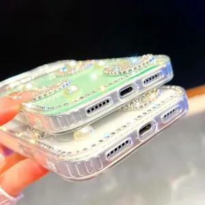 Detalle de funda de teléfono con corazón de diamantes de imitación brillante y recortes precisos.
