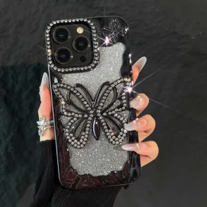 Close-up detail van luxe strass vlinder telefoonhoesje met sprankelend glitterkleurovergang ontwerp.
