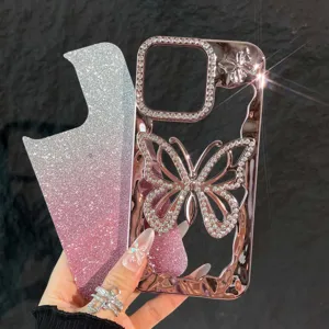 Detailopname van het luxe roségoud en strass vlinder telefoonhoesje met glitter inlegvel.