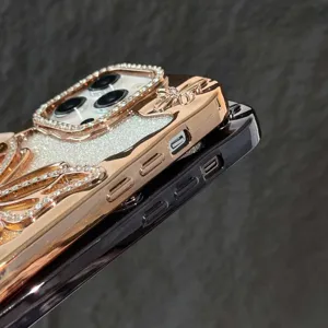 Gedetailleerd overzicht van luxe strass vlinder gegalvaniseerde zachte telefoonhoes glinsterend.