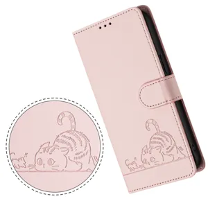 Gedetailleerd overzicht van roze flip wallet telefoonhoesje met schattig reliëf kattenontwerp.