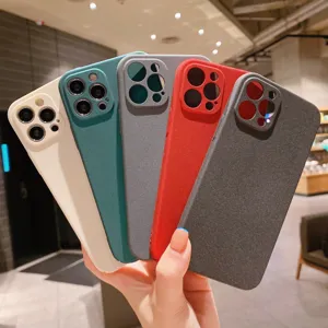 Vue détaillée de coques de téléphone unies mates présentées en éventail multicolore.