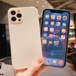 Vue détaillée de coque de téléphone unie en velours de sable, texture premium et découpes précises.