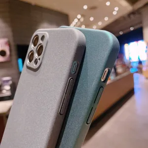 Vue détaillée de la coque en velours sablé mat avec boutons précis et découpe de caméra.