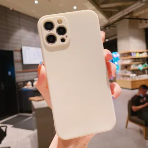 Détail de coque de téléphone en velours de sable minimaliste, toucher doux et découpe précise.