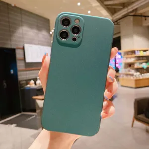Vue détaillée de la coque de téléphone vert foncé montrant la découpe précise de l'appareil.