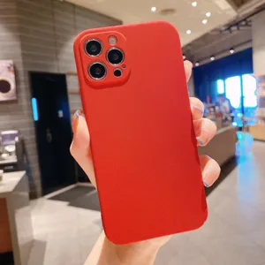 Détail de coque de téléphone mate unie rouge, texture velours premium et découpes précises.