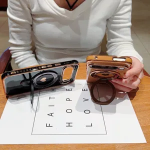 Λεπτομερης προβολη θηκης τηλεφωνου Pixel 9 Pro XL με επιμεταλλωμενη καρδια και βαση.