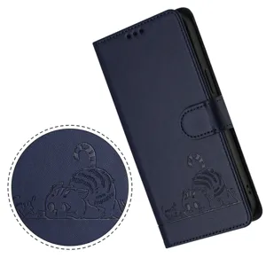 Blauwe lederen flip wallet telefoonhoes met in reliëf kattenmotief detailweergave.